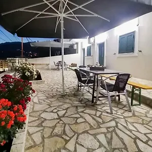 Appartement Dina's, Himarë